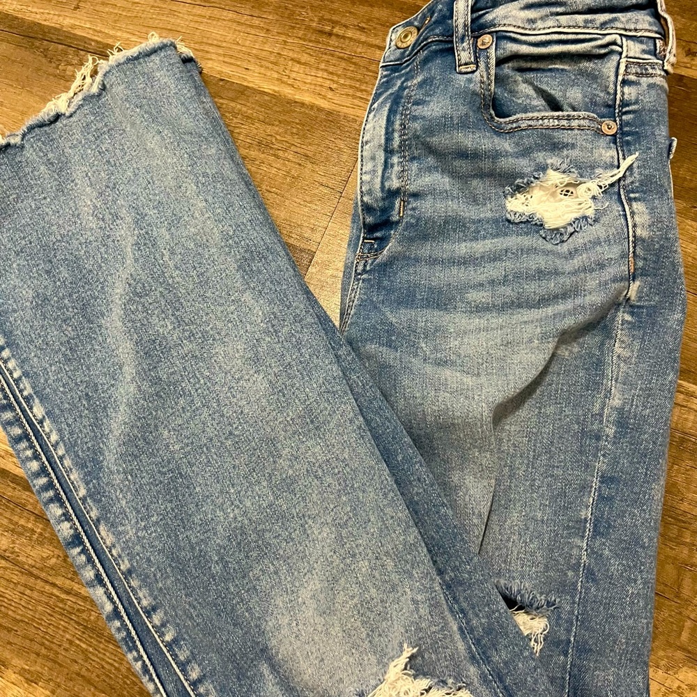American Eagle regular jeans with holes size 4 in women.